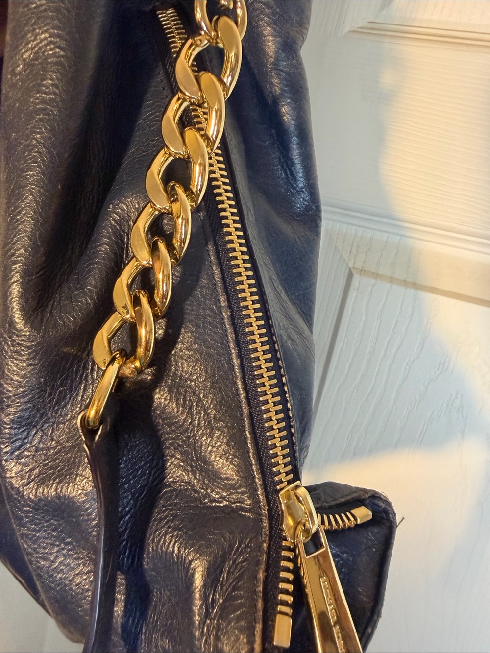 Michael Kors Navy Leather Shoulder Bag with Gold Chain Straps - Picture 3 of 12